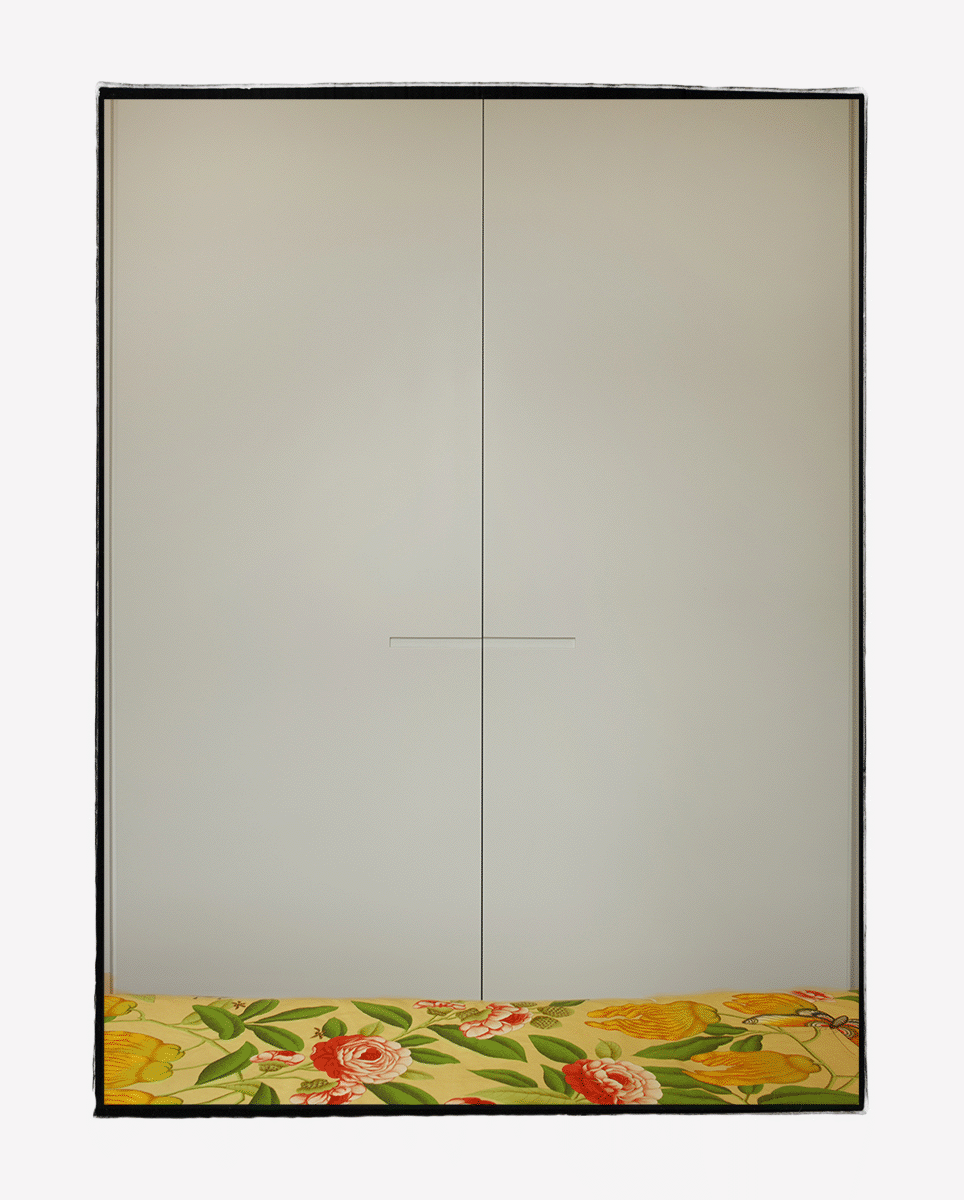 Schlafzimmerschrank mit flächenbündiger Schiebetür in weiß